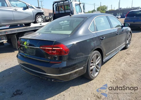 2017 Volkswagen Passat R-Line z USA, uszkodzony, nr VIN 1VWDT7A32HC043997